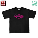 【受注生産/9月下旬発送】めておら - Meteorites - グリッターロゴTシャツ(-FIRST 1MPACT- ver./みかさくん)＜受付期間：～7/13＞