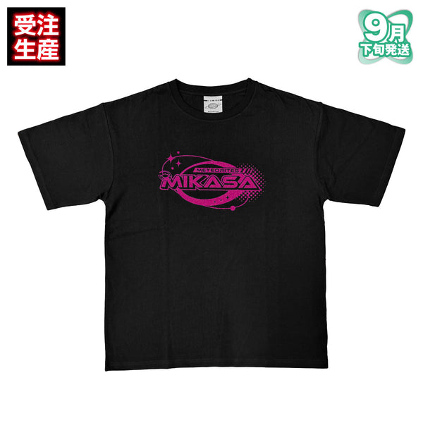 【受注生産/9月下旬発送】めておら - Meteorites - グリッターロゴTシャツ(-FIRST 1MPACT- ver./みかさくん)＜受付期間：～7/13＞