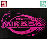 【受注生産/9月下旬発送】めておら - Meteorites - グリッターロゴTシャツ(-FIRST 1MPACT- ver./みかさくん)＜受付期間：～7/13＞