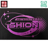 【受注生産/9月下旬発送】めておら - Meteorites - グリッターロゴTシャツ(-FIRST 1MPACT- ver./心音)＜受付期間：～7/13＞